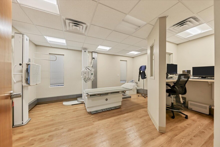 More Photos Of 6215 21st Ave, Bradenton Medical For Sale