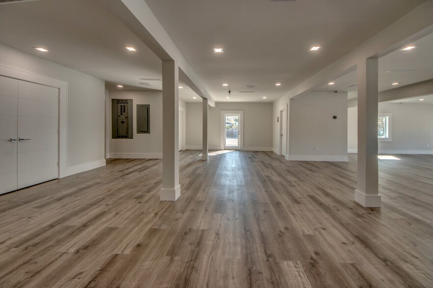 More Photos Of 3015 Tamiami Trl E, Naples Storefront Retail Office For Sale