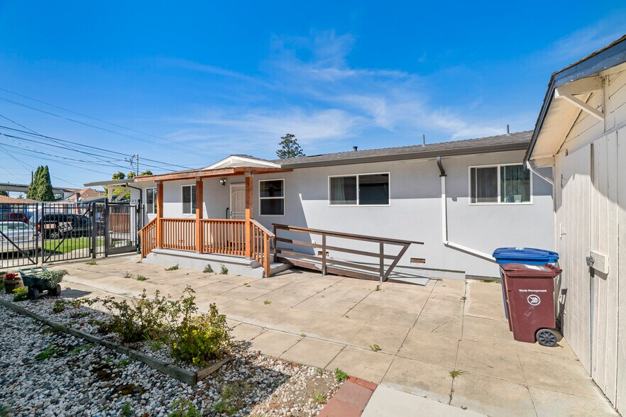 More Photos Of 22427 Montgomery St, Hayward Congregate Senior Housing For Sale