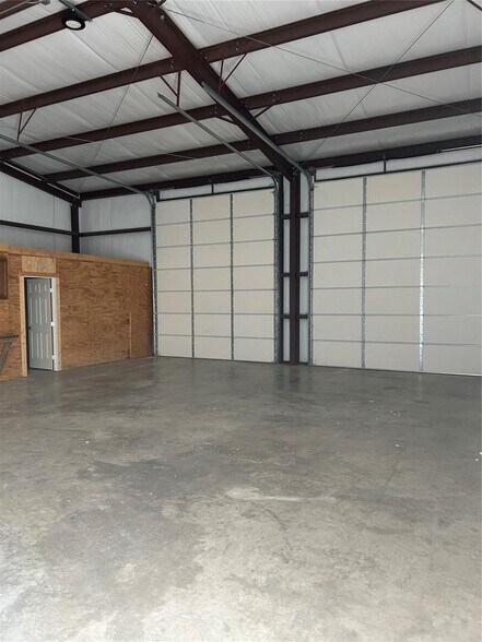 More Photos Of 132 N Grants Ln, White Settlement Flex For Lease