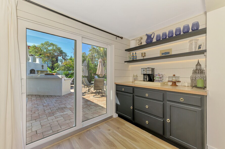 More Photos Of 400 Nokomis Ave S, Venice Specialty For Sale