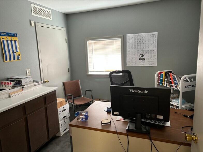 More Photos Of 1304 Rath Ave, Dodge City Distribution For Sale