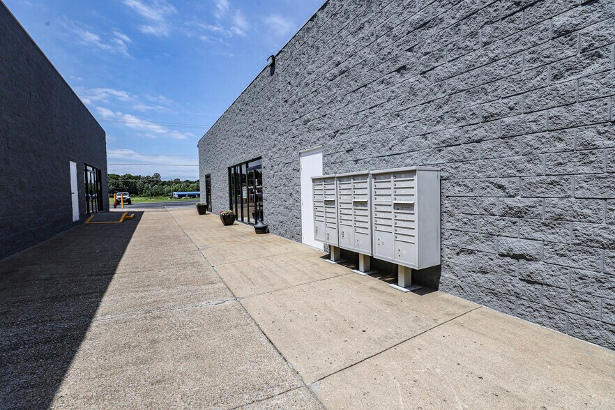 More Photos Of 385 Outlet Ave, Eddyville Unknown For Lease