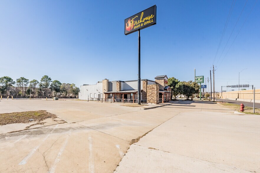 More Photos Of 1700 Airport Fwy, Bedford Restaurant For Sale