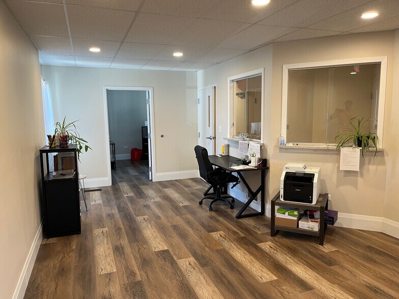 More Photos Of 183 Heritage Dr, Crystal Lake Medical For Lease