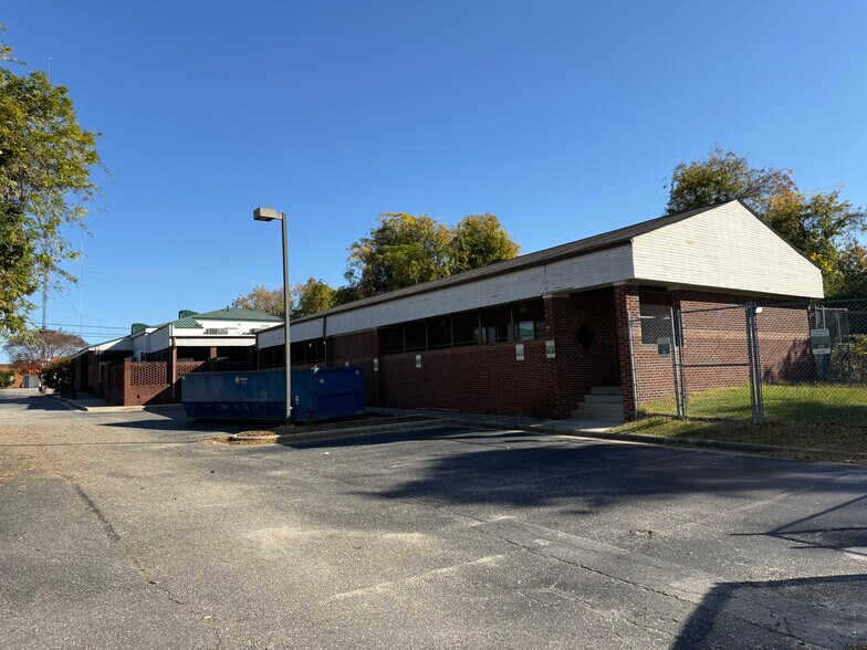 More Photos Of 3309 Bragg Blvd, Fayetteville Veterinarian Kennel For Lease