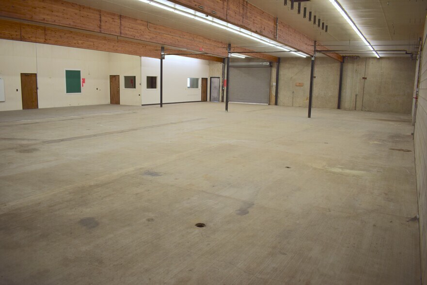 More Photos Of 613 Pacific Ave S, Kelso Distribution For Lease