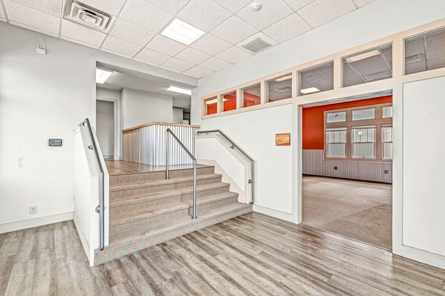 More Photos Of 2601 E 56th St, Indianapolis Light Distribution For Sale