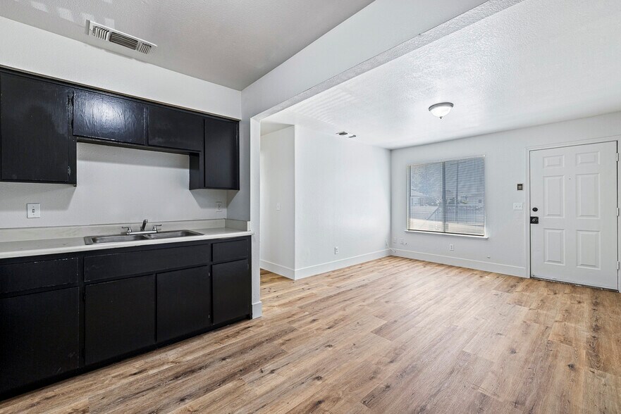 More Photos Of 1911 E Saginaw Way, Fresno Apartments For Sale