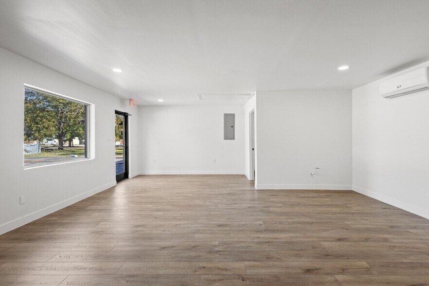 More Photos Of 717 E Liberty St, Pilot Point Storefront Retail Office For Lease