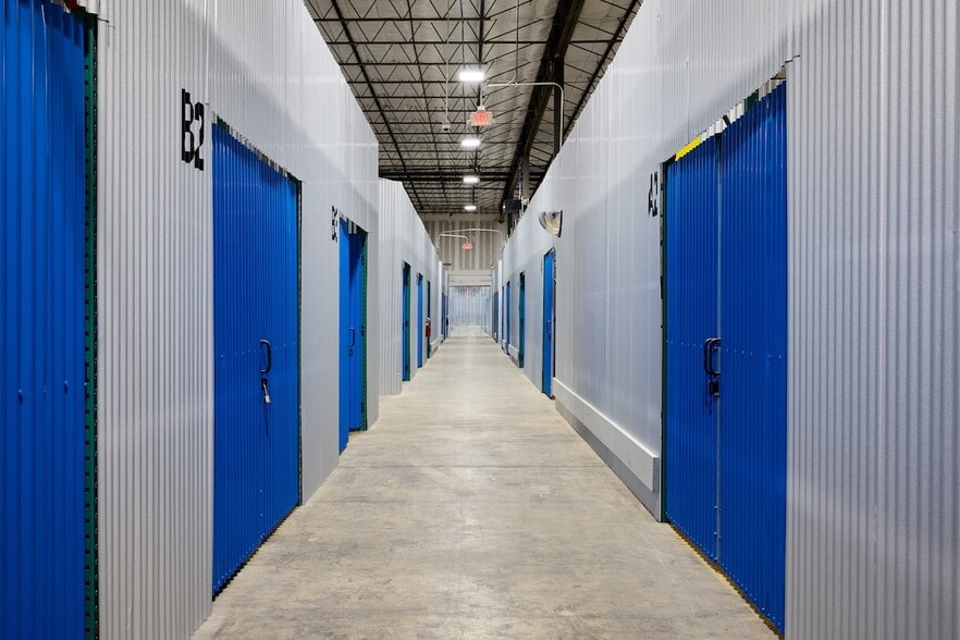 More Photos Of 1255 La Quinta Dr, Orlando Warehouse For Lease