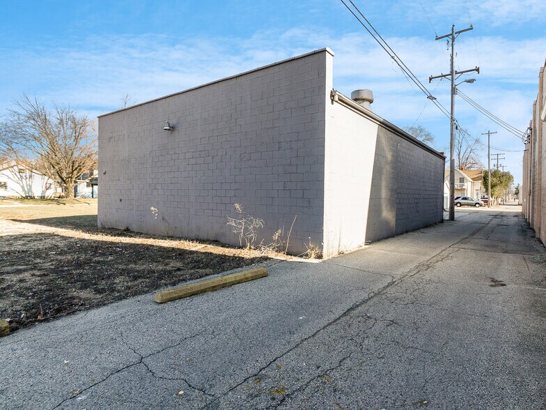 More Photos Of 414 N Chestnut Ave, Green Bay Specialty For Sale