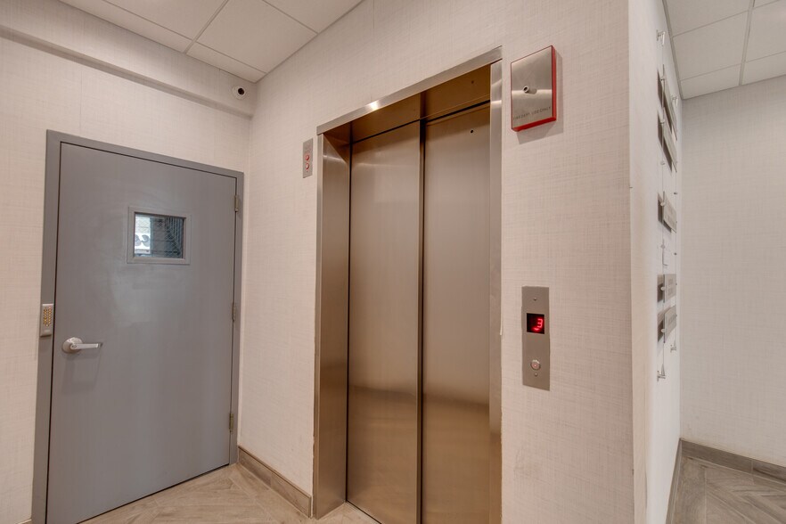 More Photos Of 11 E Hubbard St, Chicago Office For Lease