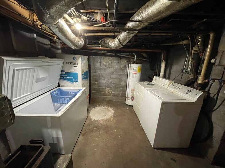 More Photos Of 1209 Lisle Plz, Lisle Bar For Lease