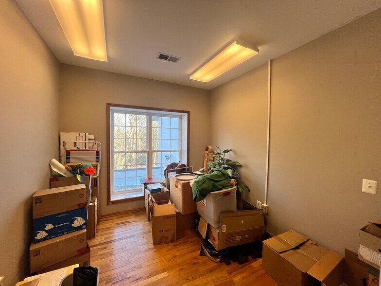 More Photos Of 4135 Old Town Rd, Huntingtown Office Residential For Lease