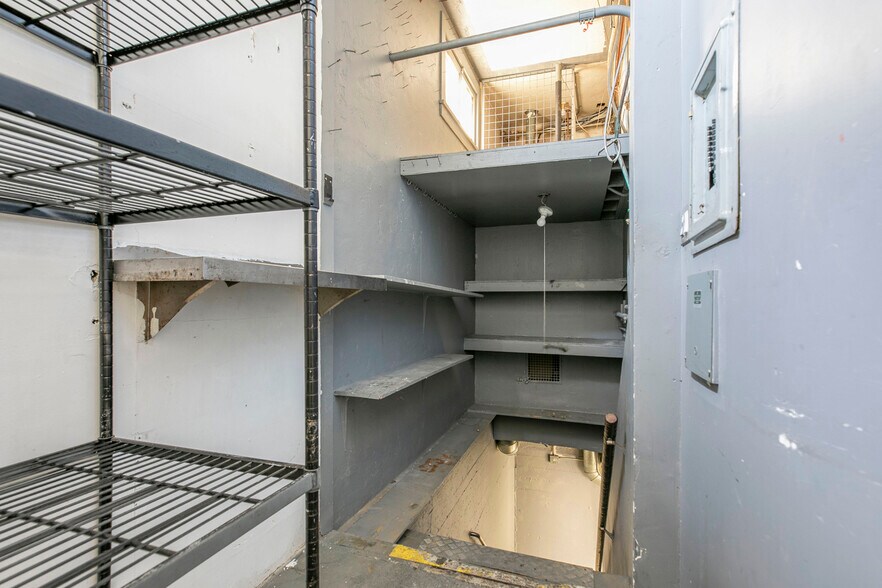 More Photos Of 6340 Yucca St, Los Angeles Restaurant For Sale