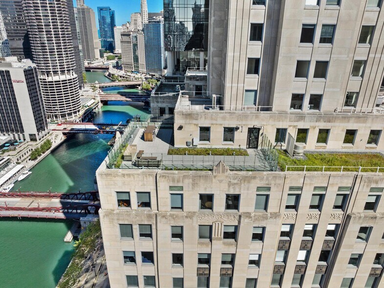 More Photos Of 121 W Wacker Dr, Chicago Office For Sale