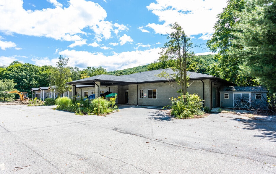 More Photos Of 4 Corwin Ct, Newburgh Medical For Sale