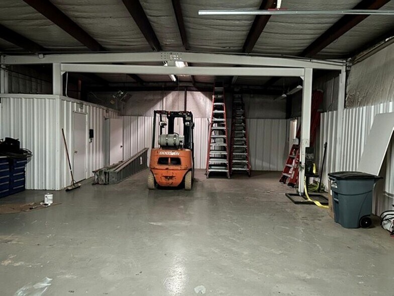 More Photos Of 2006 Kings Hwy, Snyder Service For Sale