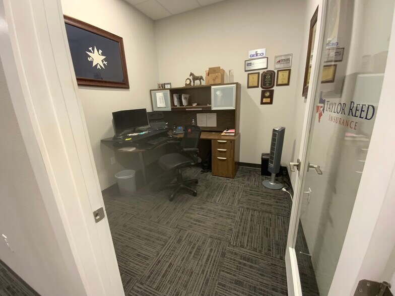 More Photos Of 320 S Oak St, Roanoke Medical For Lease