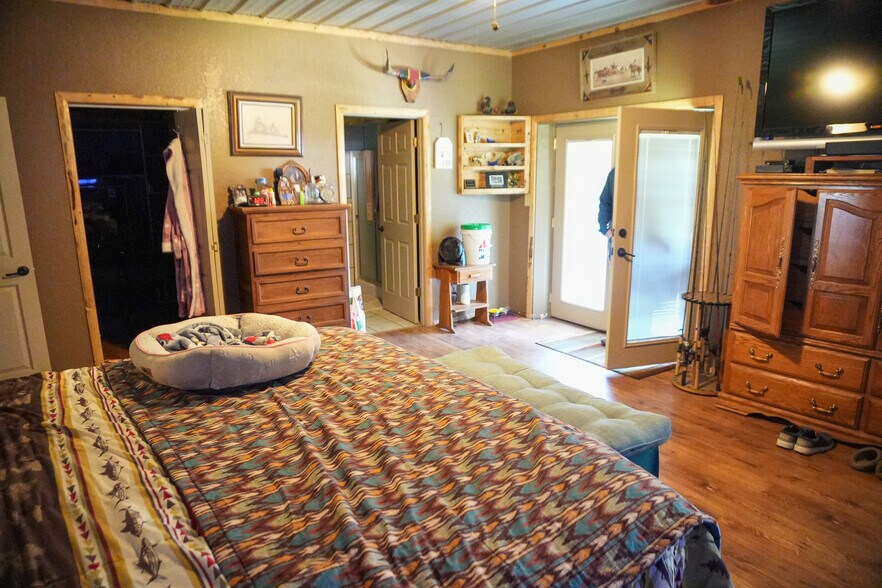 More Photos Of 1122 Douglas Ave, Beaver Hotel For Sale