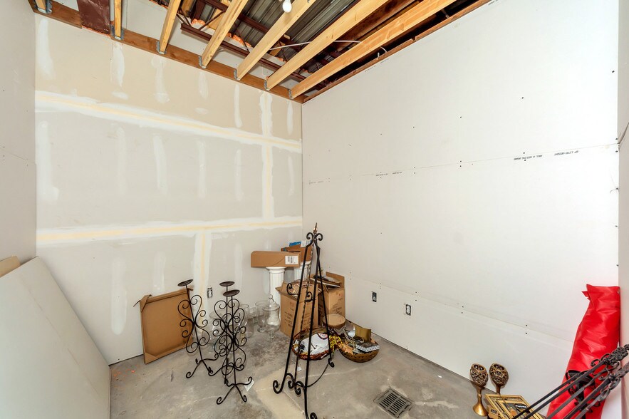 More Photos Of 2001 S Austin Ave, Denison Light Distribution For Lease