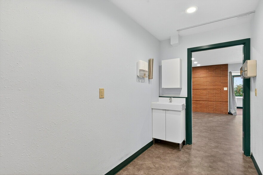 More Photos Of 5311-5315 N Vancouver Ave, Portland Medical For Sale