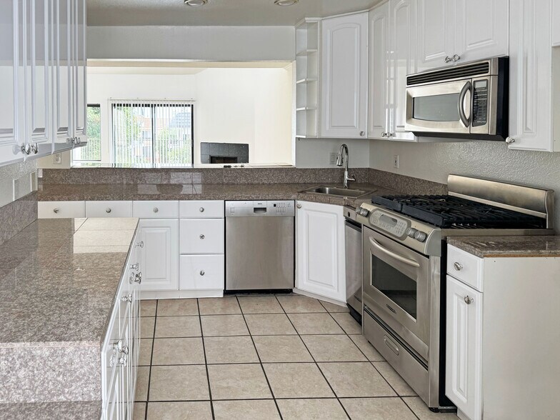 More Photos Of 453 Ivy St, Glendale Apartments For Sale