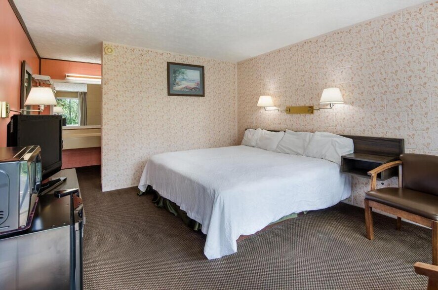 More Photos Of 705 Chapman Rd, Wytheville Hotel For Sale