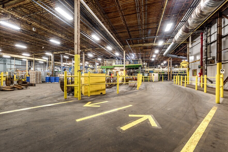 More Photos Of 2620 Rue Bernard-Pilon, Saint-Mathieu-de-Beloeil Manufacturing For Sale