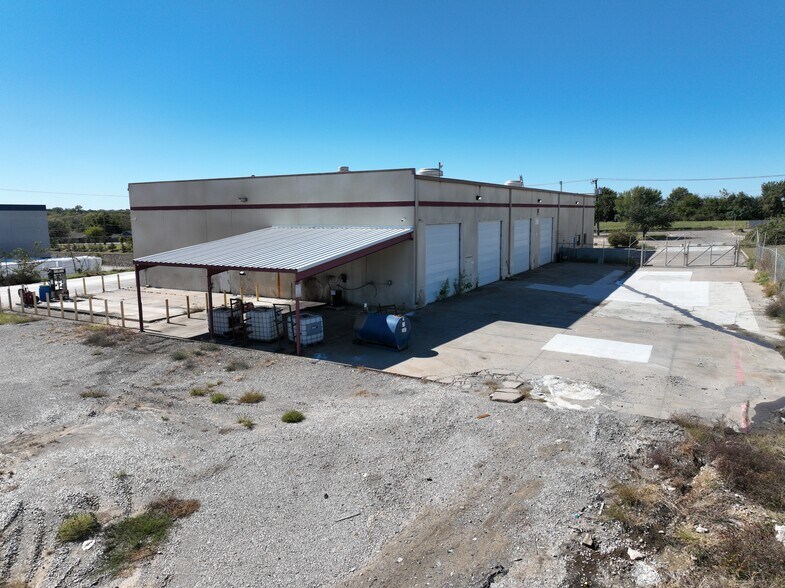 More Photos Of 4901 Parker Henderson Rd, Fort Worth Warehouse For Lease