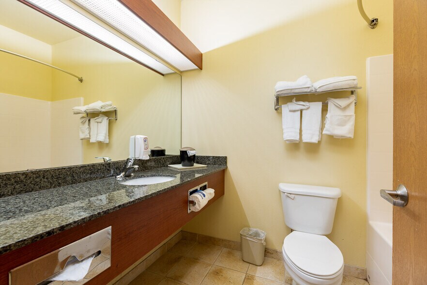 More Photos Of 550 SE Highway 101, Lincoln City Hotel For Sale