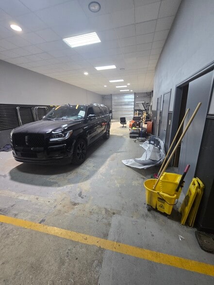 More Photos Of 13402 Western Oak Dr, Helotes Warehouse For Lease