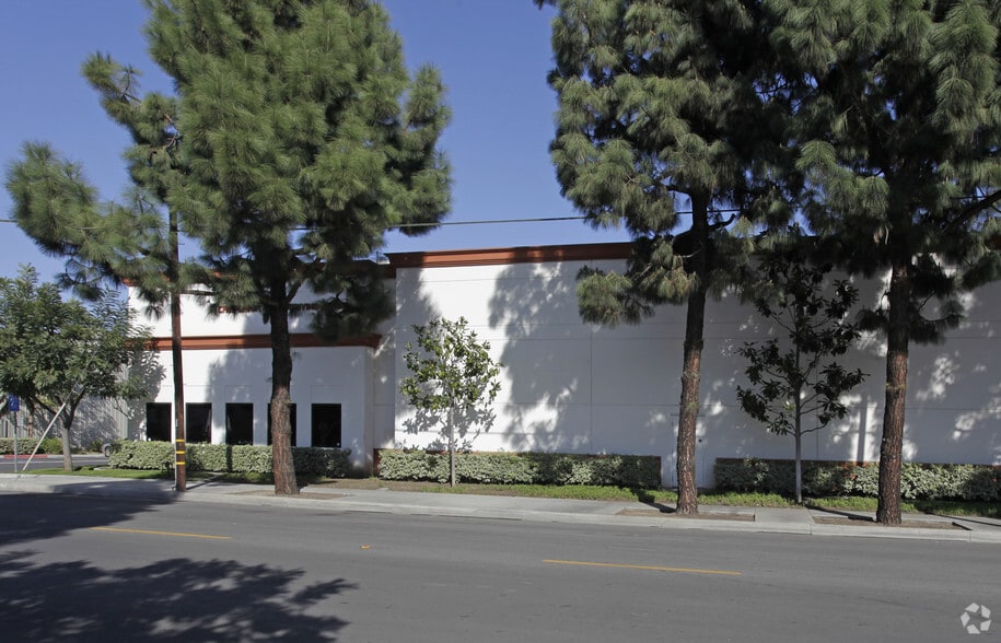 More Photos Of 921 Poinsettia St, Santa Ana Warehouse For Sale