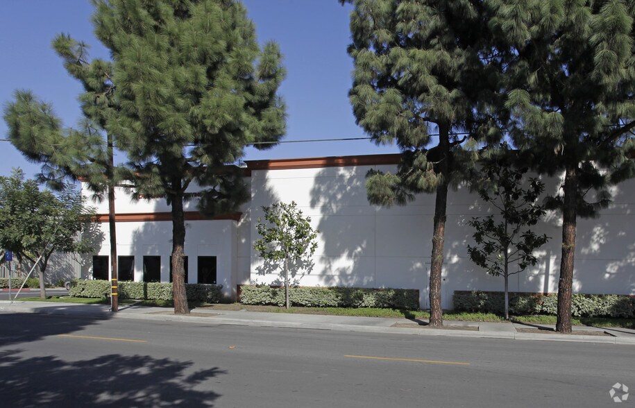 More Photos Of 921 Poinsettia St, Santa Ana Showroom For Sale