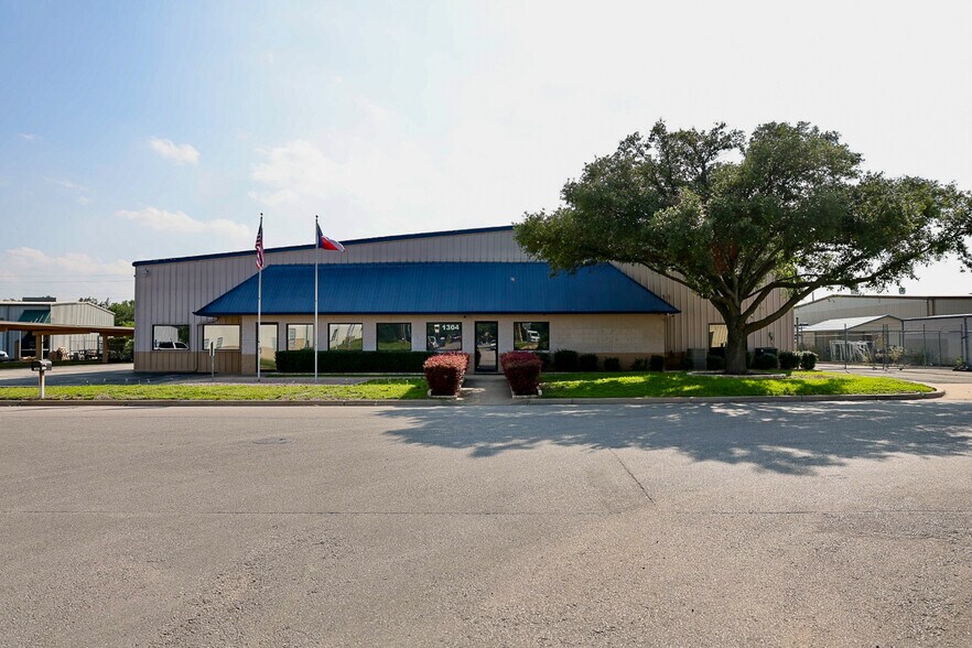 More Photos Of 1304 W Industrial Blvd, Round Rock Light Distribution For Lease