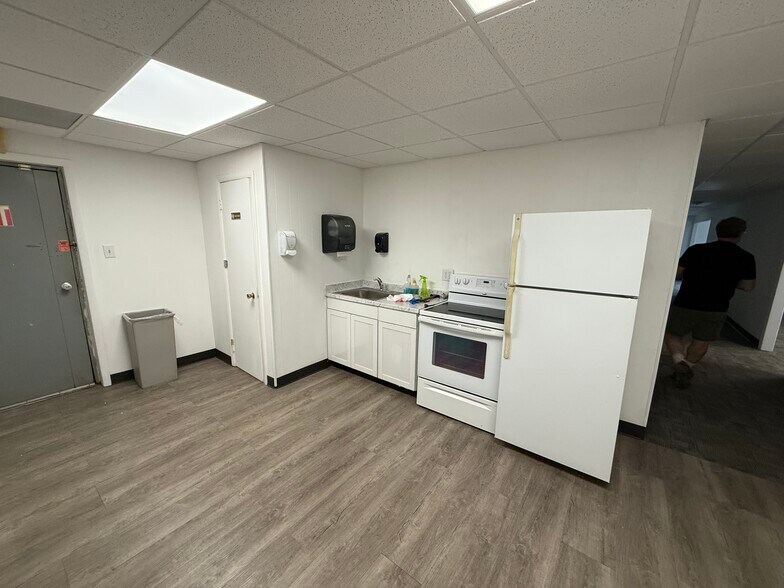 More Photos Of 1703-1705 Holbrook St, Greensboro Light Manufacturing For Sale