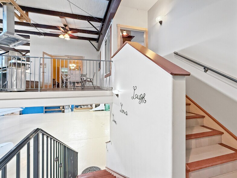 More Photos Of 63026 Powell Butte Hwy, Bend Airplane Hangar For Sale