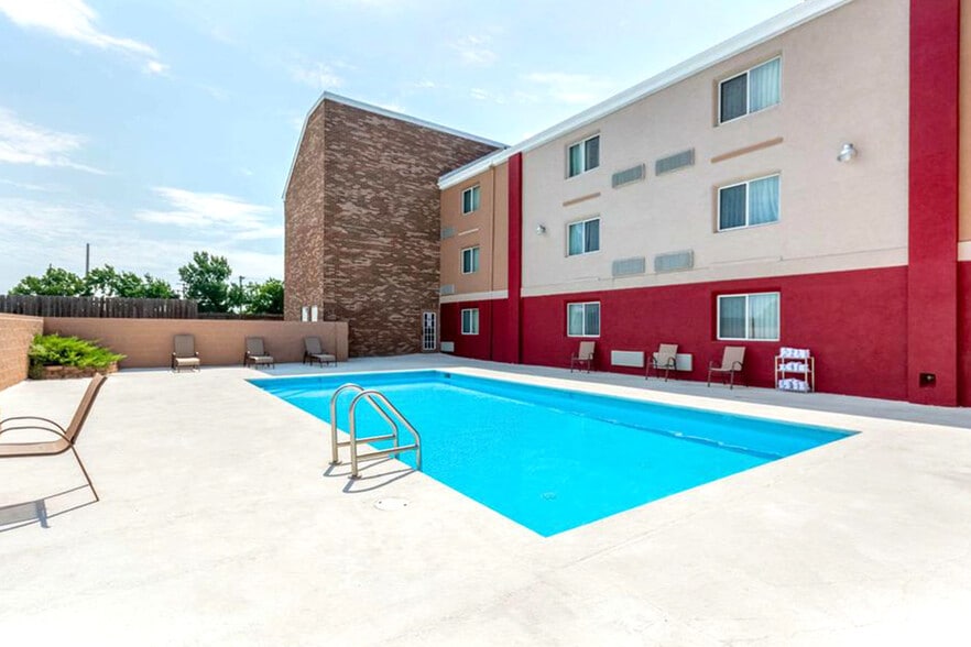 More Photos Of 658 S Westdale Dr, Wichita Hotel For Sale