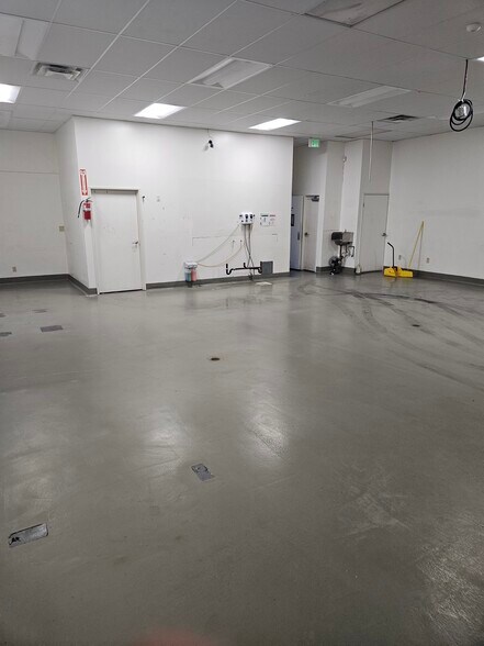 More Photos Of 19521 Business Center Dr, Northridge Warehouse For Lease