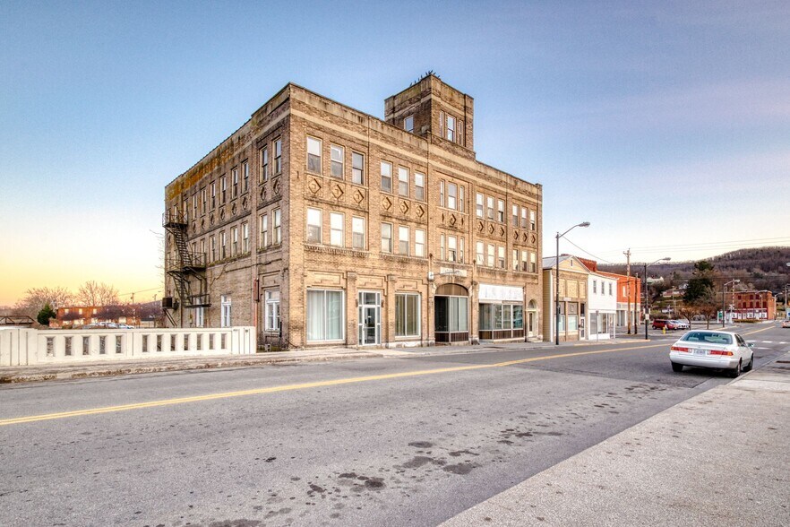 More Photos Of 110 N Washington Ave, Pulaski Flex For Sale