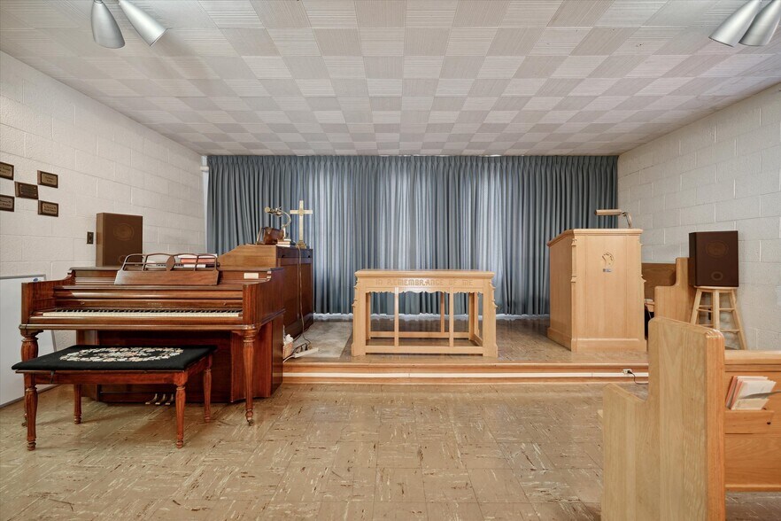 More Photos Of 725 Navarre Ave, Toledo Religious Facility For Sale