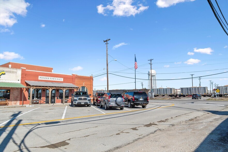 More Photos Of 110 W Bailey St, Ponder Restaurant For Sale