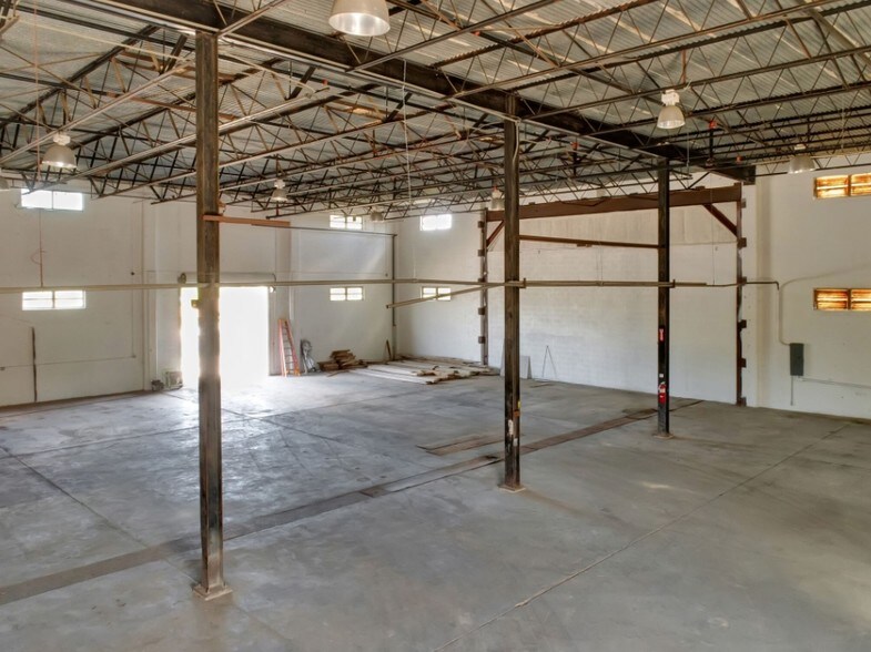 More Photos Of 110-112 W Interlake Blvd, Lake Placid Warehouse For Sale