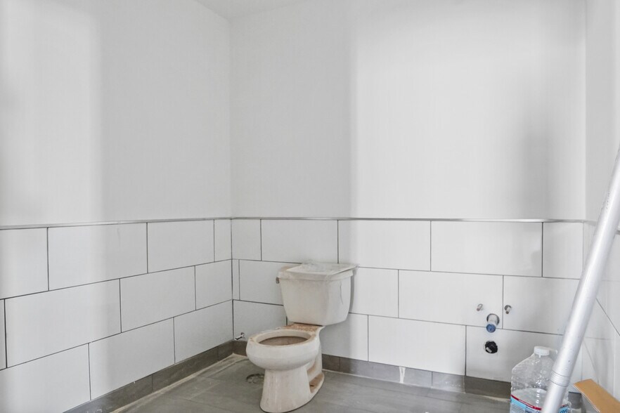 More Photos Of 3310 S Main St, Los Angeles Warehouse For Lease