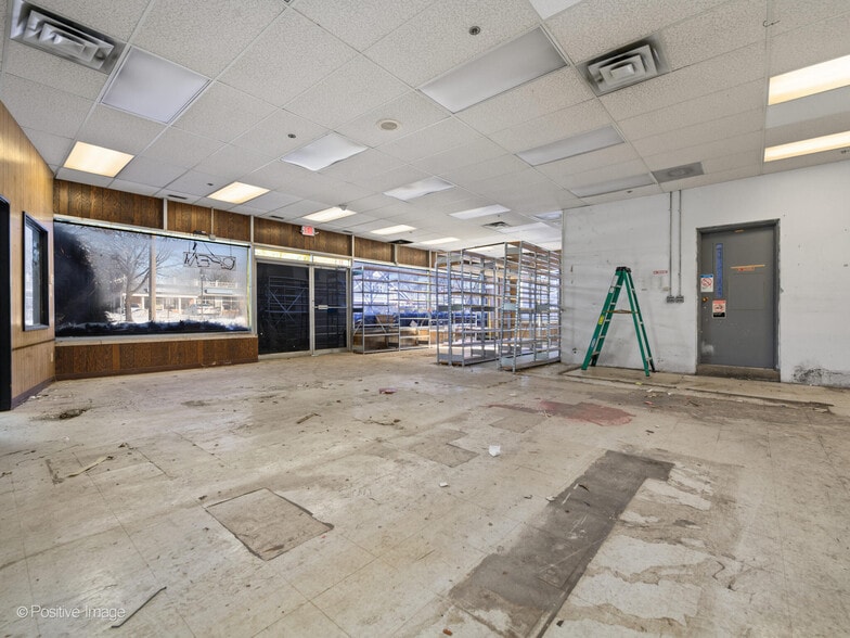 More Photos Of 211 S Milwaukee Ave, Libertyville Freestanding For Sale