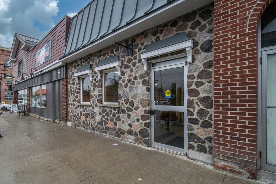 More Photos Of 58 Dundas St E, Napanee Storefront For Sale