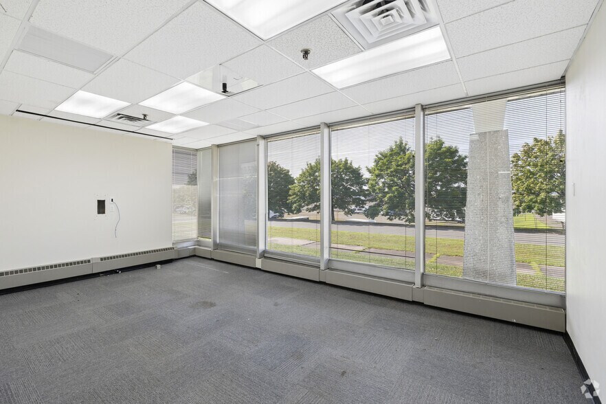 More Photos Of 92 Deerfield Rd, Windsor Unknown For Lease