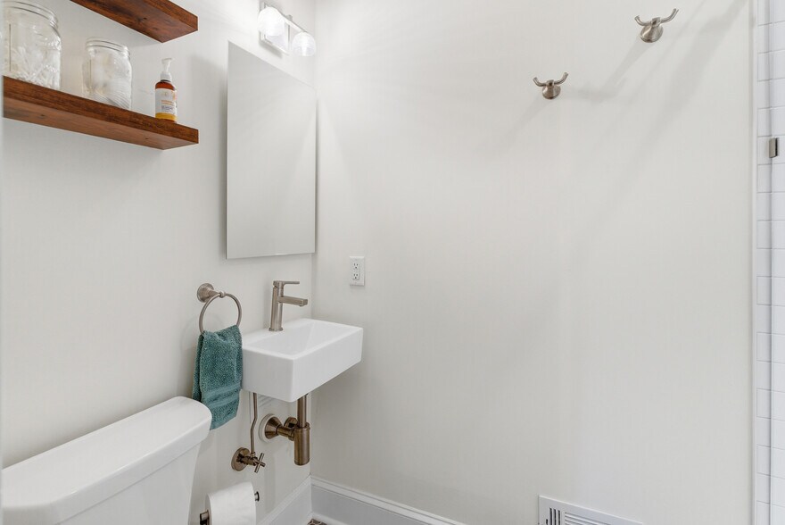 More Photos Of 119 N Davis St, Southport Hospitality For Sale