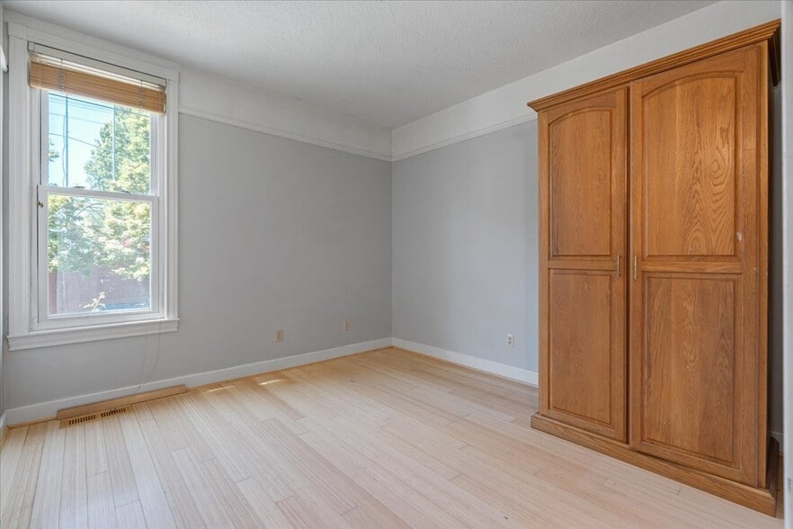 More Photos Of 2606 SE Pine St, Portland Apartments For Sale